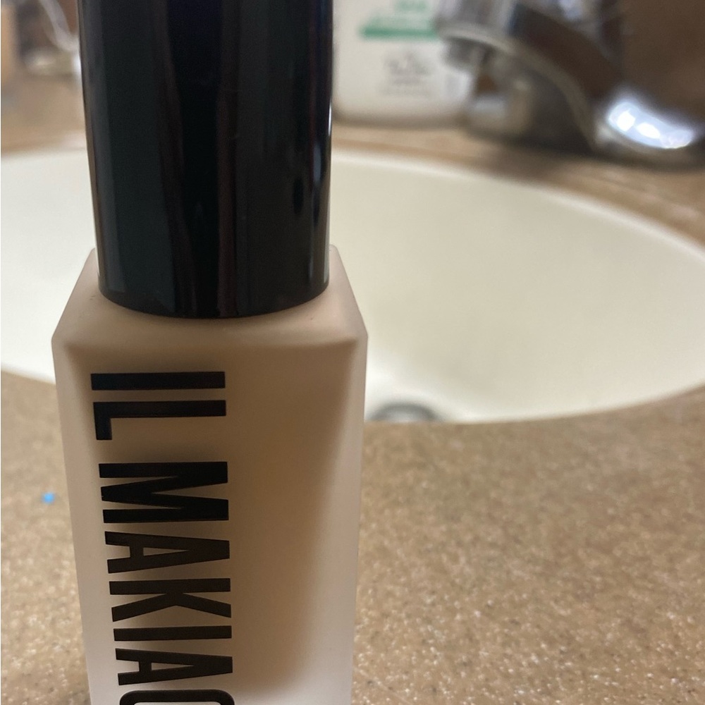 IL Makiage Foundation 1FL OZ